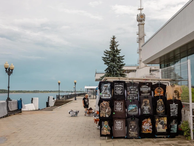 Продажа маек и пакетов создает ощущение южного курорта. | Источник: Александр Куренной / 76.RU