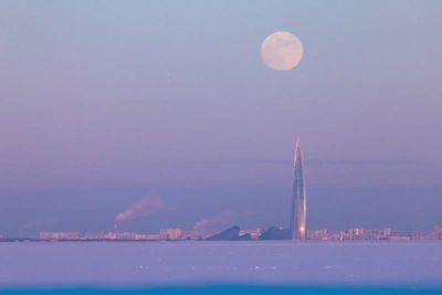 Снежная луна восходила над Петербургом