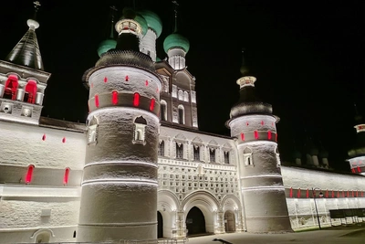 Инфернальная подсветка кремля в Ростове Великом