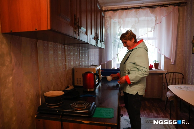 Женщина старается поддерживать в квартире уют и чистоту | Источник: Евгений Софийчук / NGS55.RU