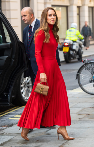Вау-эффект: 10 красных вещей, как у герцогини Кейт (и самые модные сочетания)