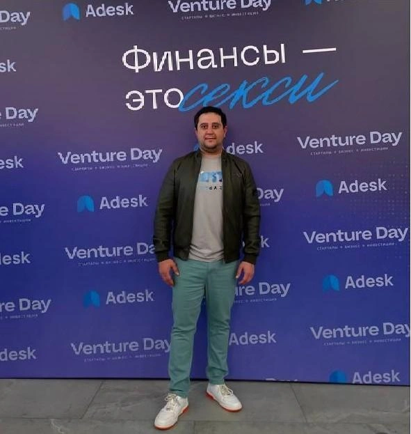 Щепихин на очередной конференции | Источник: Арег Щепихин / Instagram (деятельность запрещена в РФ)