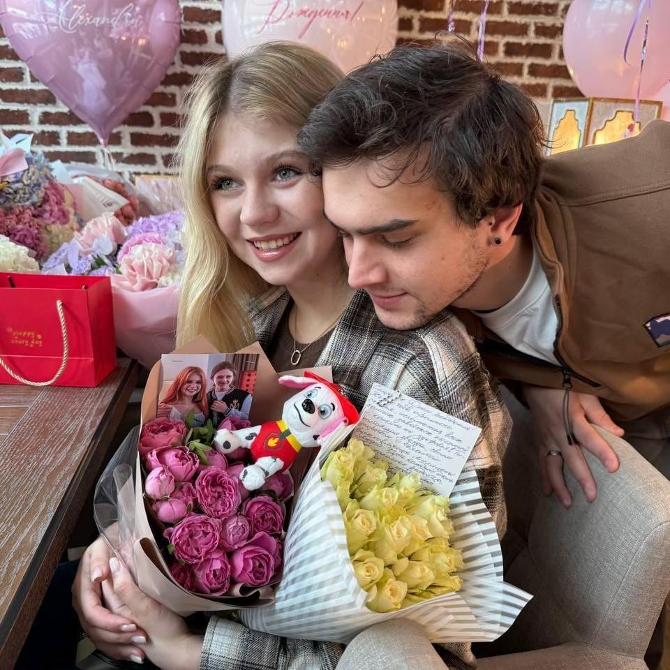 Александру Трусову с сыном выписали из роддома