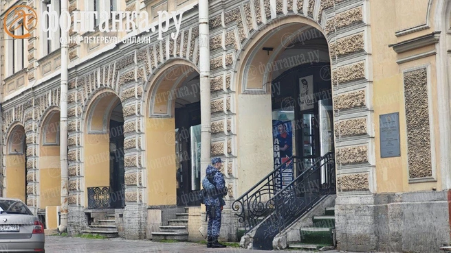 Силовики пришли с рейдом в Апраксин двор: фото | Источник: Анжела Мнацаканян / «Фонтанка.ру»