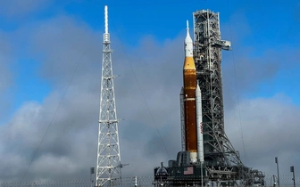 «Мокрая репетиция» сорвалась: испытаниям 100-метровой ракеты Mega Moon помешала природа
