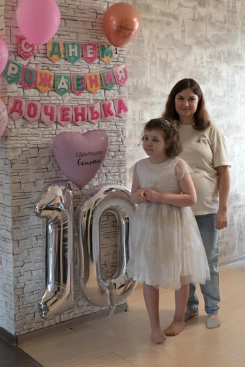 …и с мамой в день, когда ей исполнилось 10 лет | Источник: Виктория Папаудина / фонд «Берегиня»