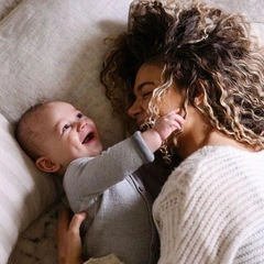 Сила музыки и любви: мама помогла выжить недоношенному ребенку, играя ему на гитаре