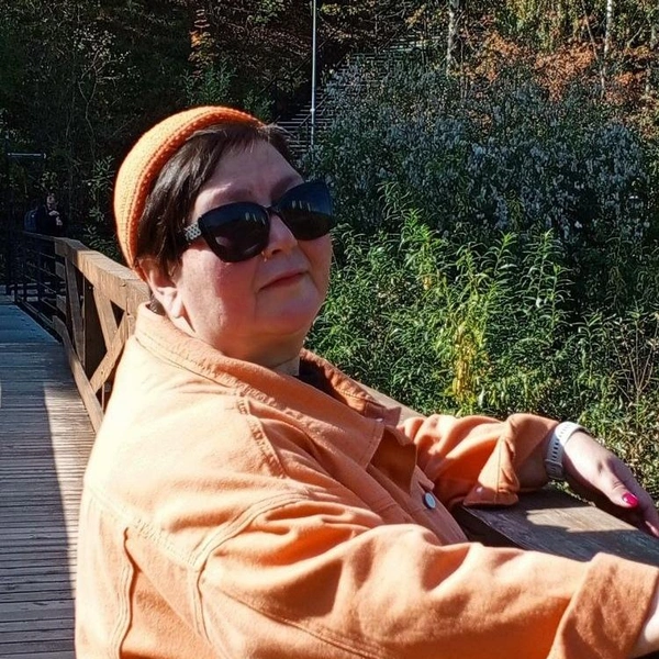 Это модель шапки-докера. Кстати, именно докеры в оранжевом цвете у Светланы заказали фанаты баскетбольной команды «Парма» | Источник: Фото из личного архива Светланы Мартиной