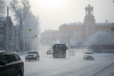 Грузовик и автобус столкнулись в Иркутске, есть пострадавший