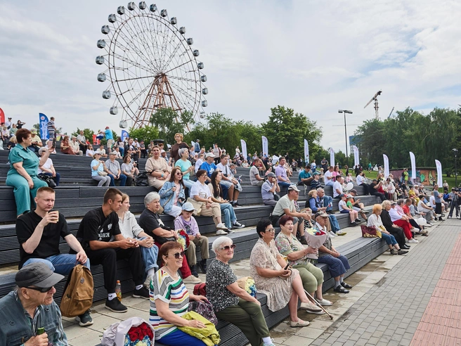 Жители города с удовольствием наблюдали за выступлениями творческих коллективов | Источник: Александр Ощепков / NGS.RU