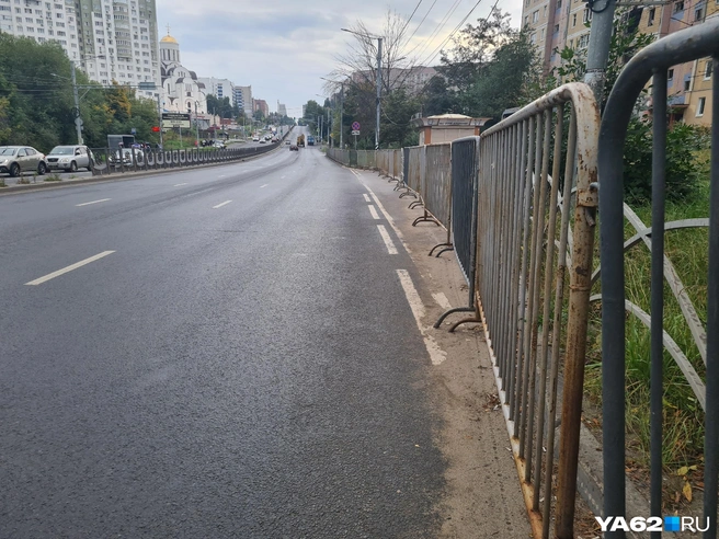 Эта часть дороги давно стала тротуаром | Источник: Светлана Коновалова / YA62.RU
