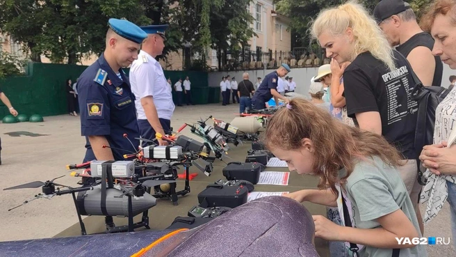 Источник: Позже все переместились к «Рязань Арене», чтобы посмотреть выступления курсантов ВДВ и выставку боевой техники