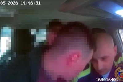 Угрожал увольнением и бился головой: поведение задержанного гонщика попало на видео