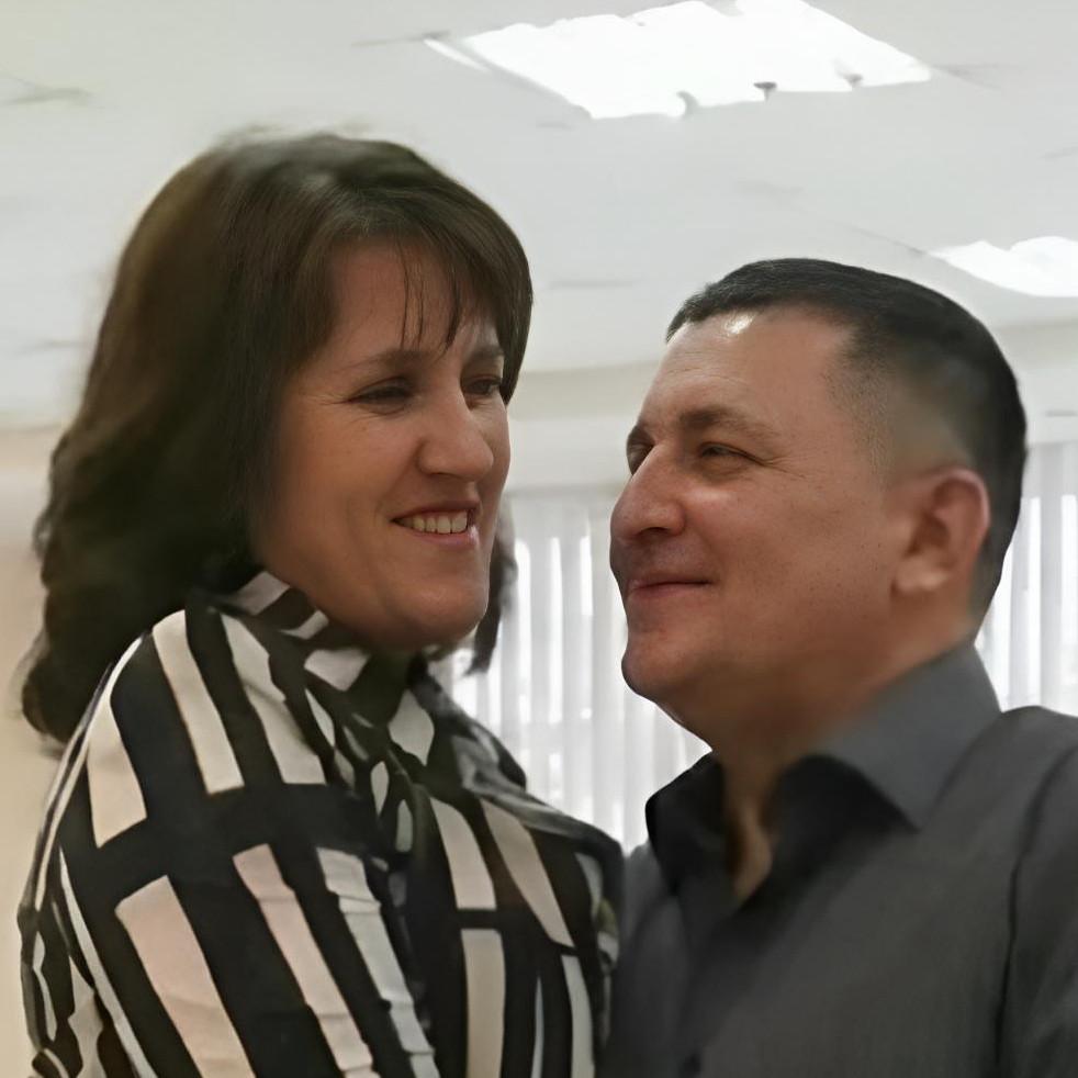 «Будешь прикована к батарее, а ее порублю на кусочки»: примерный муж заживо сжег всю семью — но выжившая дочь его разоблачила