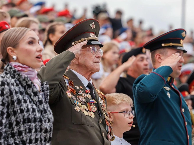 Церемонию закрытия посетил 100-летний ветеран Александр Медков | Источник: Алексей Волхонский / V1.RU