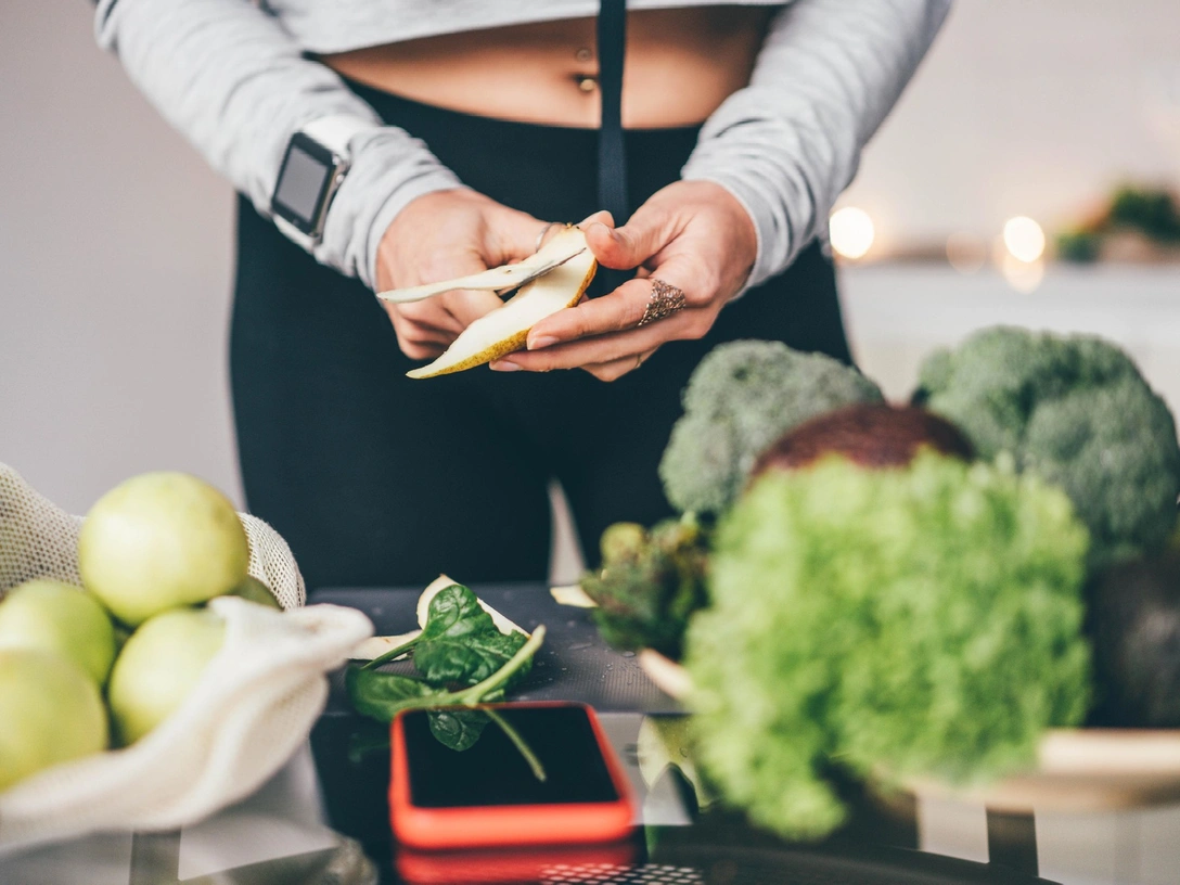 Повторять не советуем: 7 самых опасных диет, которым верят многие женщины (и зря) | marieclaire.ru