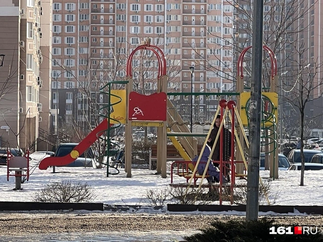 Жизнь в микрорайоне продолжается, несмотря на атаку дронов | Источник: Алина Заярная / 161.RU