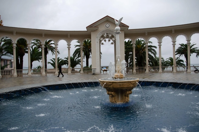 Гагрская колоннада — визитная карточка Гагр, любимое место отдыхающих. Она украшает центральный вход в легендарный Приморский парк, основанный принцем Ольденбургским | Источник: Оксана Витяpь / SOCHI1.RU