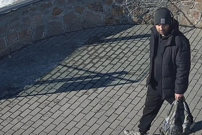 Посетитель скормил белому медведю колбасу в пластике