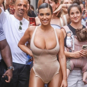 Жена Канье Уэста, наконец, оделась! Во что?