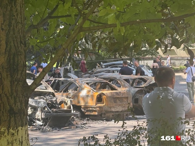Сегодня на Северном пожар — главная тема. Люди в один голос ругают виновника и сочувствуют тем, кто потерял машины. А еще — радуются, что люди целы | Источник: Марина Рыбалкина / 161.RU