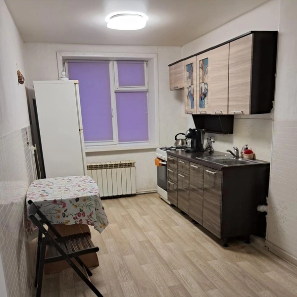 Кухня вполне просторная и тоже, можно сказать. выдержана в едином стиле | Источник: DoskaYkt