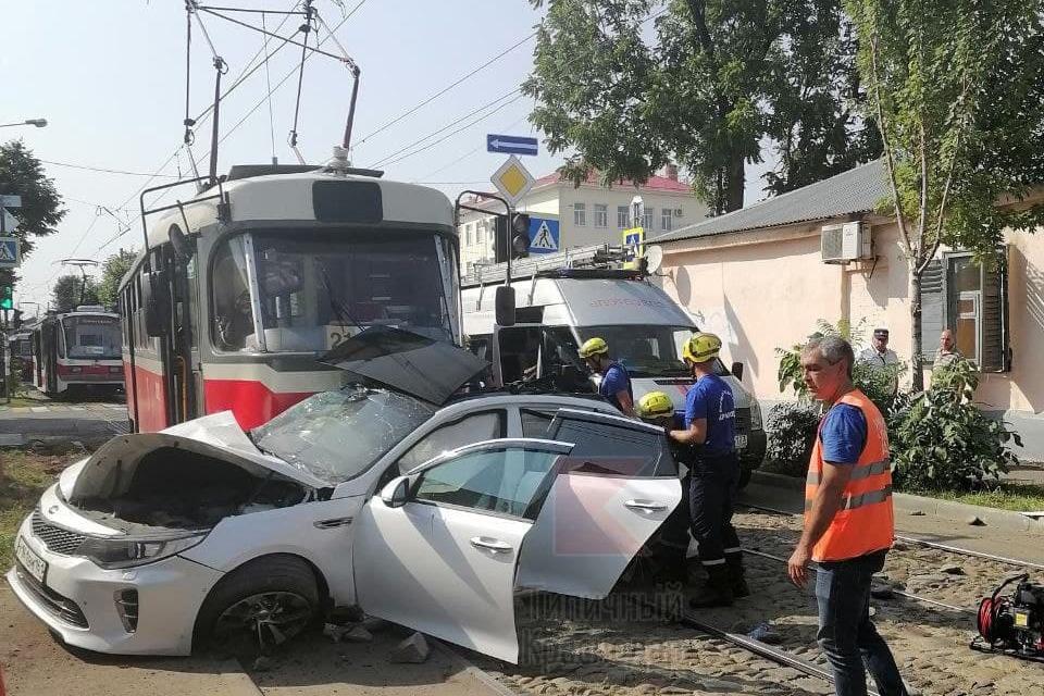 Водитель трамвая умер. Трамвай Краснодар аварии. Смертельное ДТП В Краснодаре. Краснодарский трамвай авария.