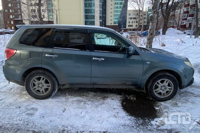 Неизвестный водитель скрылся после ДТП с Subaru Forester в Южно-Сахалинске