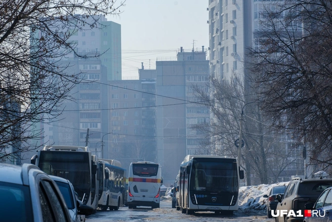 Зато можно посмотреть на припаркованные автобусы | Источник: Булат Салихов / UFA1.RU