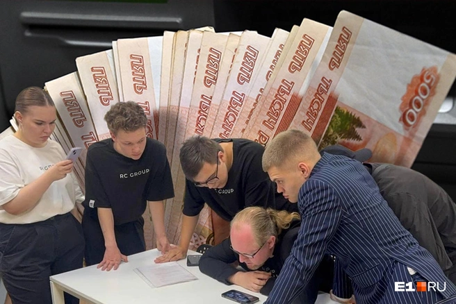 Один из руководителей RC Group Михаил Рутштейн в окружении молодых сотрудников | Источник: Филипп Сапегин / E1.RU