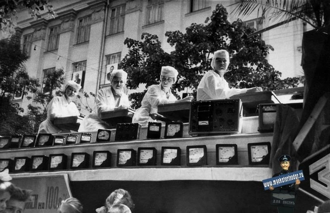 Работники ЗИП на Первомайской демонстрации, 1957 год | Источник: myekaterinodar.ru