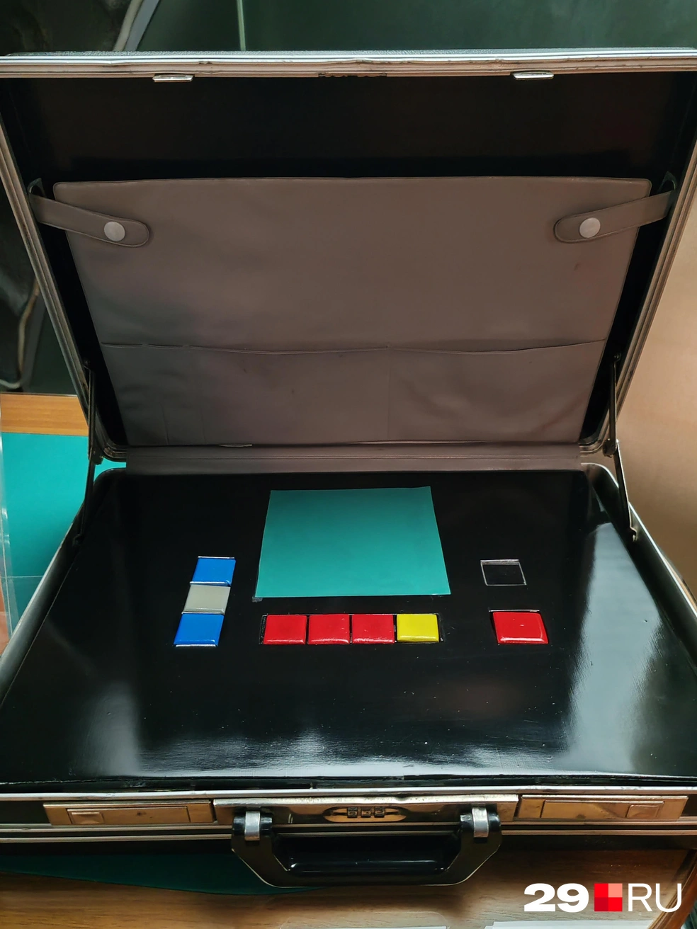 Макет первого аналогового ядерного чемодана | Источник: Елена Ионайтис / 29.RU