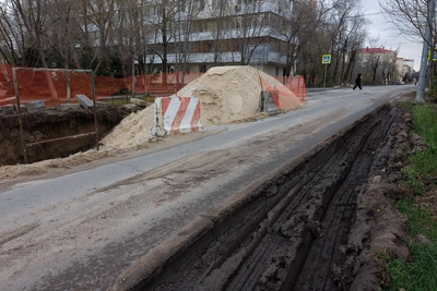 Газон в центре Волгограда испорчен из-за ремонтных работ