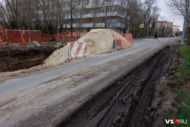 Водителям приходится объезжать перекрытие прямо по газону | Источник: Алексей Волхонский / V1.RU