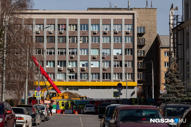 Стройка в центре подвисла где-то осенью 2025 года | Источник: Мария Ленц / NGS24.RU