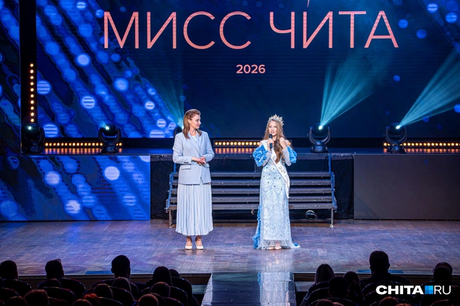 Мэр города Инна Щеглова и победительница «Мисс Чита — 2025» Олеся Михайлова | Источник: Олег Фёдоров / CHITA.RU