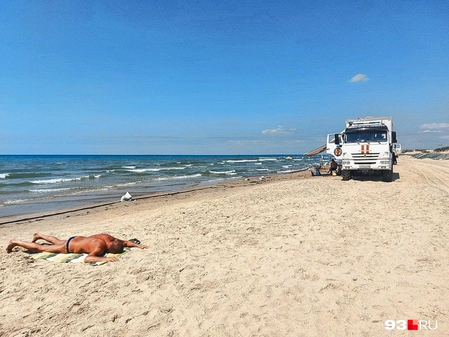 Водолазы соседствуют с отдыхающими | Источник: Екатерина Железнова / 93.RU