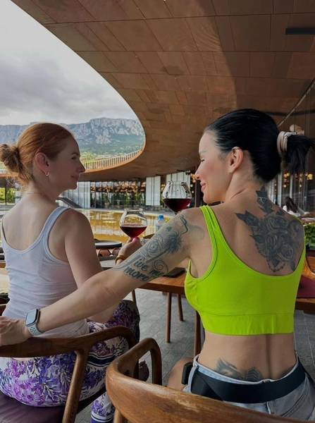 Незадолго до объявления, артистки интриговали поклонников возможным воссоединением