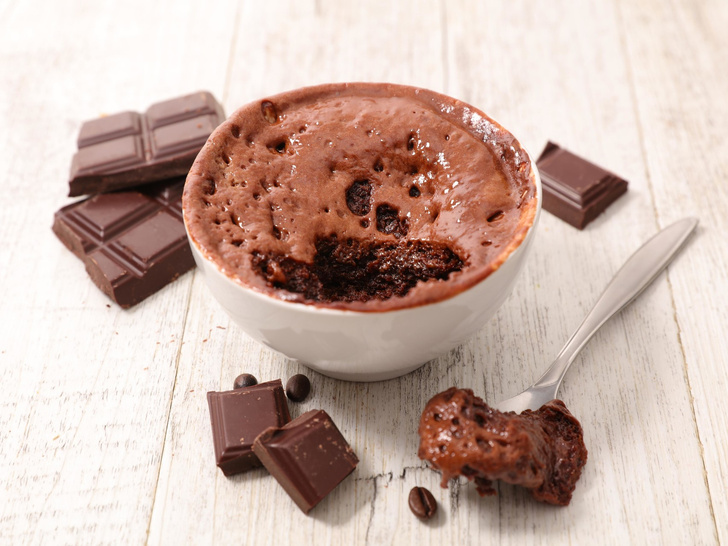 Шоколадный кекс в кружке: самый простой рецепт быстрого десерта к чаю (понадобится всего 7 минут!)