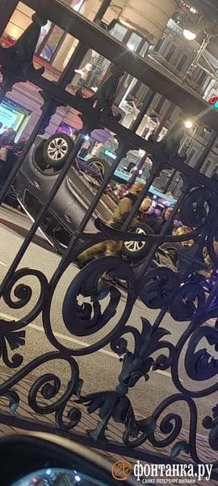 Автомобиль перевернулся у Московского вокзала в Петербурге | Источник: читатель «Фонтанки»