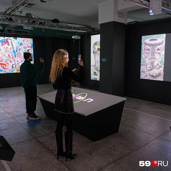 Зрители пытаются записать на видео понравившиеся инсталляции | Источник: Тимофей Калмаков / 59.RU