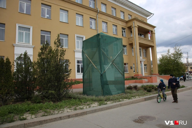 Кажется, его просто решили спрятать о любопытных глаз | Источник: Константин Завриков / V1.RU