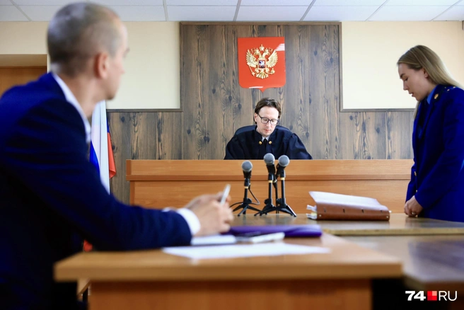 Начать судебное следствие сегодня не удалось. Адвокат и подсудимый настаивали, что нужен законный представитель | Источник: Михаил Шилкин