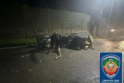 ВАЗ разорвало после удара о столб в Казани