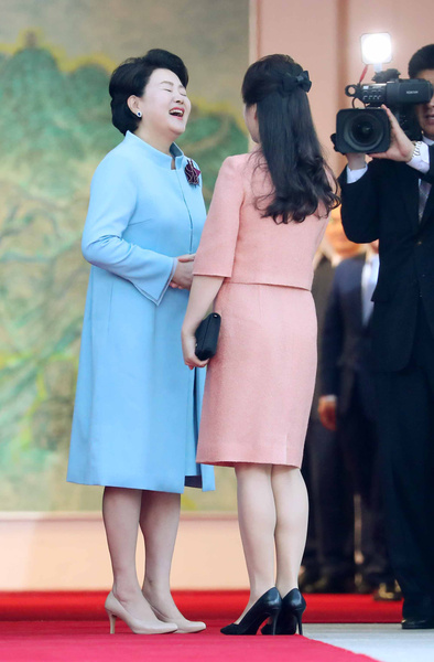 Мода в КНДР: «политически благонадежная» одежда для народа, шпильки Dior для первой леди