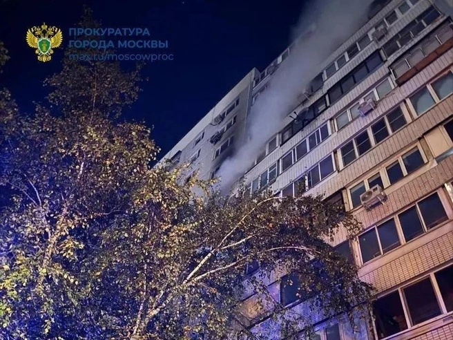Двое москвичей вышли в окно, пытаясь спастись от пожара на западе столицы | Источник: ПРОКУРАТУРА МОСКВЫ / max