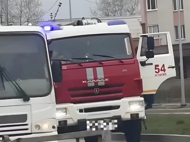 Водитель «Нивы» побоялся пропустить пожарных и проехать на «красный» | Источник: rinphoto.nt.ekb/ Instagram.com*