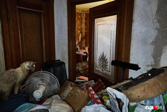 Это коридор. Слева дверь в ванную, но открыть ее не получится. Двери в комнаты и на кухню заблокированы в приоткрытом положении | Источник: Роман Данилкин / 63.RU