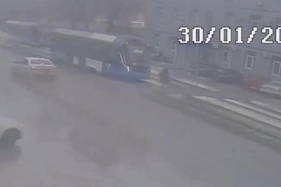 Girl Nearly Hit by Tram Outside Volgograd Regional Interior Ministry
