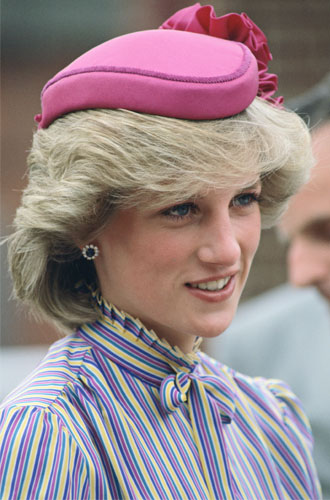 1983Диана в Олбери во время официального визита в Австралию. Принцесса выбрала шляпку John Boyd и костюм David Neil.